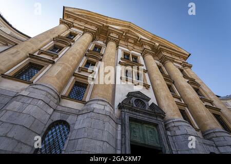 Nahaufnahme der Außenfassade der Ursulinenkirche der Heiligen Dreifaltigkeit, einer Pfarrkirche in der Hauptstadt Ljubljana, Slowenien Stockfoto