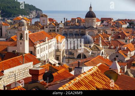 Kuppeln des Uhrturms, der Kirche St. Blaise und der Kathedrale von Dubrovnik unter den Terrakotta-Dächern der Altstadt mit Blick auf die Adria Stockfoto