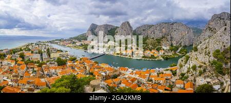Überblick über Omis, die historische Stadt an der Mündung des Flusses Cetina mit ihren felsigen Schluchten mit Blick auf die Adria Stockfoto