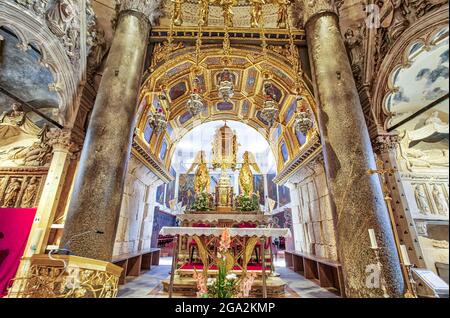 Das prächtige Innere der Kathedrale von St. Domnius (Mausoleum wurde zur Kathedrale) zeigt die vergoldete Bogendecke mit religiösen Gemälden und... Stockfoto