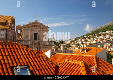 Mit Blick auf die Altstadt der ummauerten Stadt Dubrovnik, von Terrakotta-Ziegeldächern und der Kirche des Heiligen Ignatius bis hin zur Bucht an den Küsten... Stockfoto