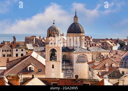 Überblick über die Ziegeldächer und die Kuppeln des Uhrturms und der Kathedrale von Dubrovnik (Kathedrale der Himmelfahrt der Jungfrau Maria) im... Stockfoto