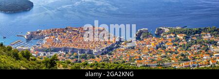 Überblick über die historische, ummauerte Stadt Dubrovnik an der Küste der Adria; Dubrovnik, Dalmatien, Kroatien Stockfoto