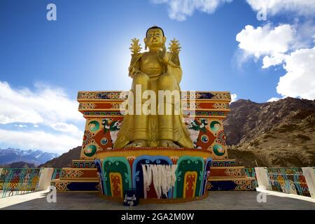 Riesige vergoldete Statue eines sitzenden Buddha im Likir Kloster über dem Indus Tal, in den Himalaya Bergen, Jammu und Kaschmir Stockfoto