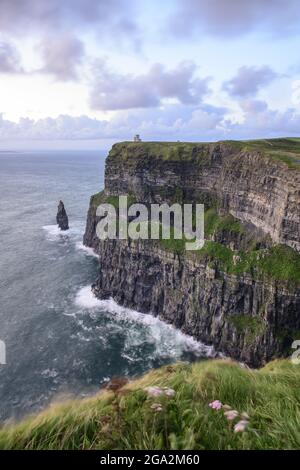 Dämmerung an den Cliffs of Moher entlang der Atlantikküste mit O'Brien's Tower mit Blick auf den Ozean; Grafschaft Clare, Irland Stockfoto