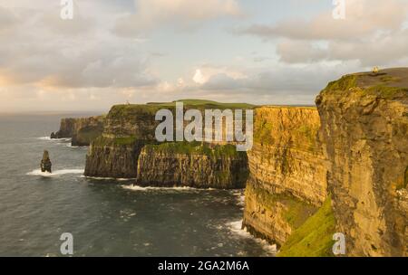 Dämmerung an den Cliffs of Moher entlang des Atlantiks; Grafschaft Clare, Irland Stockfoto