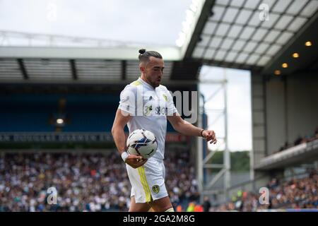 BLACKBURN, GROSSBRITANNIEN. 28. JULI Jack Harrison von Leeds United geht am Mittwoch, dem 28. Juli 2021, im Ewood Park, Blackburn, eine Kurve während des Vorsaison-Freundschaftsspiel zwischen Blackburn Rovers und Leeds United. (Kredit: Pat Scaasi | MI Nachrichten) Kredit: MI Nachrichten & Sport /Alamy Live Nachrichten Stockfoto