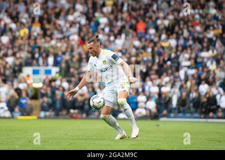 BLACKBURN, GROSSBRITANNIEN. 28. JULI Jack Harrison aus Leeds hat sich während des Vorsaison-Freundschaftsspiel zwischen Blackburn Rovers und Leeds United am Mittwoch, 28. Juli 2021, im Ewood Park, Blackburn, am Ball geeint. (Kredit: Pat Scaasi | MI Nachrichten) Kredit: MI Nachrichten & Sport /Alamy Live Nachrichten Stockfoto