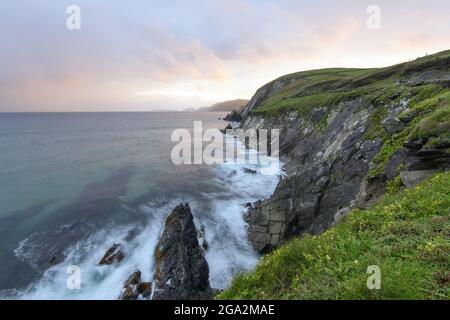 Sonnenuntergang am Vorgebirge Slea Head entlang der Atlantikküste mit Blick auf den Ozean auf der Dingle-Halbinsel; Grafschaft Kerry, Irland Stockfoto