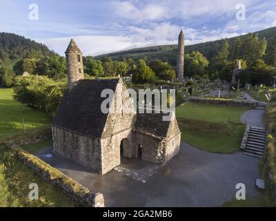 Die St. Kevin's Church in Glendalough (oder das Tal der zwei Seen) ist der Ort einer frühchristlichen Klostersiedlung im Wicklow Moun... Stockfoto