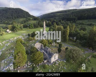 Glendalough (oder das Tal der zwei Seen) ist der Ort einer frühchristlichen Klostersiedlung in den Wicklow Mountains der Grafschaft Wicklow Stockfoto