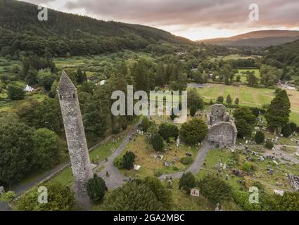 Glendalough (oder das Tal der zwei Seen) ist der Ort einer frühchristlichen Klostersiedlung in den Wicklow Mountains der Grafschaft Wicklow Stockfoto