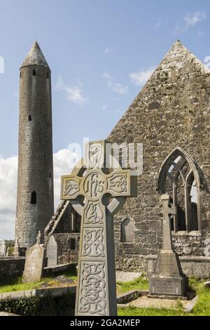 Die Ruinen der alten Kilmacduagh Abbey (gegründet von Colman mac Duach im 7.. Jahrhundert als Kloster, 13.. Jahrhundert als Augustiner-Abtei)... Stockfoto