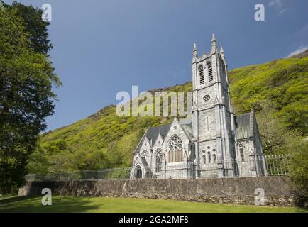 Gotische Kirche von Kylemore in Connemara, erbaut im Gedenken an die verstorbene Frau (Margaret Henry) des Besitzers der Abtei von Kylemore (Mitchel Henry) im Jahr 1881 Stockfoto