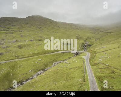 Luftaufnahme der kurvenreichen, ländlichen Bergstraße (R574) auf dem Ring of Beara; Grafschaft Kerry, Irland Stockfoto