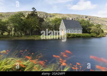 Die kleine Kirche des St. Finbarr's Oratory am Gouganebarra Lake; Ballingeary, County Cork, Irland Stockfoto