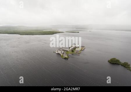 Luftaufnahme von Station Island, einem Pilgerort, der mit St. Patrick verbunden ist, in Lough Derg; Ballymacavany, County Donegal, Irland Stockfoto