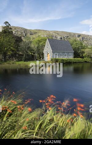 Die kleine Kirche des St. Finbarr's Oratory am Gouganebarra Lake; Ballingeary, County Cork, Irland Stockfoto