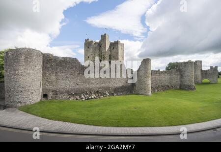 Die normannischen Ruinen von Trim Castle und das Gelände unter einem wolkigen, blauen Himmel; Trim, County Meath, Republik Irland Stockfoto