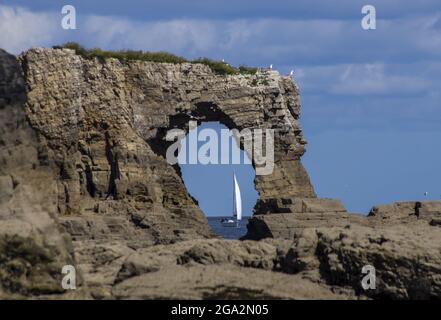 Wherry durch eine natürliche Bogensteinformation gesehen; Whitburn Tyne and Wear, England Stockfoto