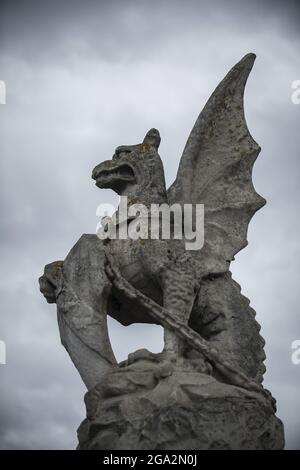 Nahaufnahme einer Steinskulptur eines Wyvern (das vom Meath Wappens stammt), die auf einem Wasserbrunnen vor dem Rathaus in Bray... Stockfoto