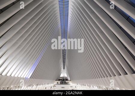 Innenansicht des Oculus, des World Trade Center Terminals, eines Verkehrs- und Einkaufsknotenpunkts, der von Santiago Calatrava entworfen wurde, um ... Stockfoto