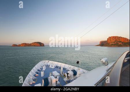 Bogen des National Geographic Orion bei Sonnenaufgang am Raft Point, einer Sandsteinformation entlang der Kimberly Coast, die für ihre Aborigine Rock Art berühmt ist Stockfoto