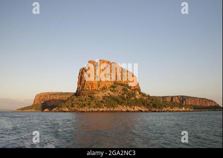 Sonnenaufgang über Raft Point, einer Sandsteinfelsen-Formation entlang der Kimberly-Küste, die für ihre Felskunst der Aborigines berühmt ist; Western Australia, Australien Stockfoto