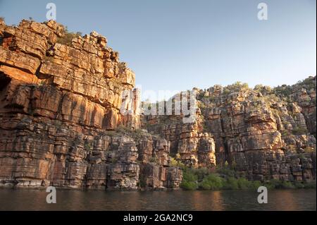 Sandsteinfelsen mit seinen zerklüfteten Felsklippen entlang des King George River in der Kimberley; Western Australia, Australien Stockfoto