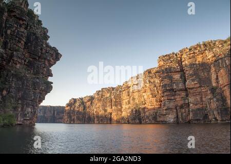 Sandsteinfelsen entlang der Klippen des King George River in der Kimberley Region; Western Australia, Australien Stockfoto