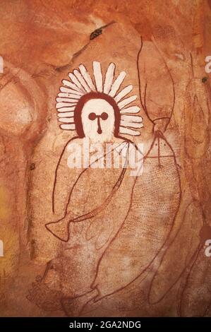 Nahaufnahme der Felsmalereien der Aborigines Wandjina an den Sandsteinmauern in einer Höhle am Raft Point; Western Australia, Australien Stockfoto