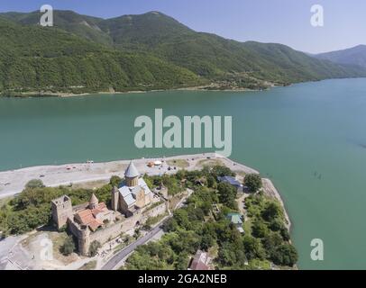 Luftaufnahme der Festung Ananuri am Ufer des Flusses Aragvi; Ananuri, Georgien Stockfoto