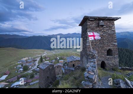 Die mittelalterliche Festung und die Turmhäuser von Keselo mit Blick auf das Dorf Omalo im Tusheti-Nationalpark; Omalo, Kakheti, Georgien Stockfoto