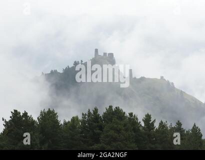 Nebel umhüllt die mittelalterliche Festung und die Berghochhäuser von Keselo oberhalb des Dorfes Omalo im Tusheti Nationalpark; Omalo, Kacheti, Georgien Stockfoto