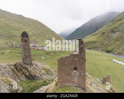 Die Ruinen der verlassenen Steinwache ragen am Berghang über dem Dorf Girevi im Tusheti-Nationalpark auf; Girevi, Kakheti, Georgien Stockfoto