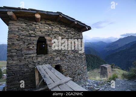 Die mittelalterliche Festung und die Turmhäuser von Keselo mit Blick auf das Dorf Omalo im Tusheti-Nationalpark; Omalo, Kakheti, Georgien Stockfoto