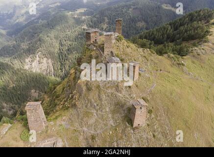 Luftaufnahme der Turmhäuser an der mittelalterlichen Bergfestung von Keselo, die das Dorf Omalo im Tusheti Nationalpark überblickt Stockfoto