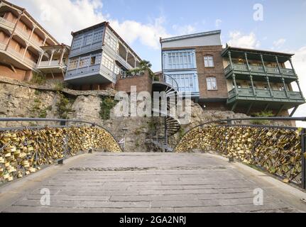 Traditionelle georgische Architektur in Legvtakhevi, Teil des historischen Viertels Abanotubani in der Altstadt, über eine kleine Bogenbrücke ... Stockfoto