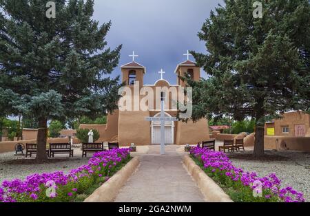 Fassade der historischen Kirche San Francisco de Asis auf dem hauptplatz von Ranchos de Taos; Taos, New Mexico, Vereinigte Staaten von Amerika Stockfoto