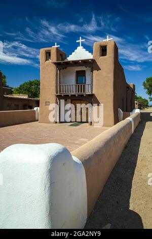 Die adobe-Fassade der St. Geronimo Kirche befindet sich in der alten indigenen Gemeinde von Taos Pueblo und in der Mitte des 19. Jahrhunderts wieder aufgebaut... Stockfoto