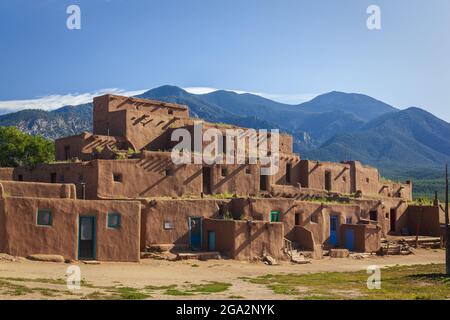 Atemberaubende Aussicht auf das rote, Adobe Pueblo, Hlaauma (North House) eine alte Wohnanlage in Taos Pueblo, die noch von den indigenen ... Stockfoto