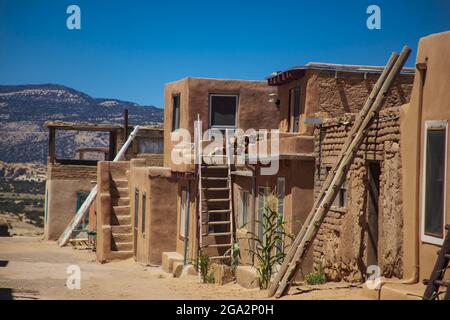 Adobe-Wohnungen in der alten indigenen Gemeinde Acoma Pueblo mit Türen und Fenstern im Laufe der Jahre installiert. The Acoma People sti... Stockfoto