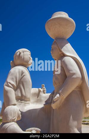 Nahaufnahme einer weißen Steinskulptur einer traditionellen Familie von Acoma Peoples im Innenhof des Sky City Cultural Center und des Haak'U Museums... Stockfoto