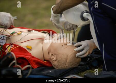 Bukarest, Rumänien - 28. Juli 2021: Sanitäter führen während einer öffentlichen Demonstration zur Rettung eines Opfers eine HLW an einem Plastikdummy durch. Stockfoto