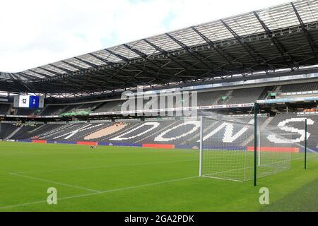 Milton Keynes, Großbritannien. Juli 2021. Ein allgemeiner Blick auf das Innere des Stadions MK vor dem Start. Freundschaftsspiel vor der Saison, MK Dons gegen Tottenham Hotspur in Milton Keynes am Mittwoch, 28. Juli 2021. Dieses Bild darf nur für redaktionelle Zwecke verwendet werden. Nur zur redaktionellen Verwendung, Lizenz für kommerzielle Nutzung erforderlich. Keine Verwendung bei Wetten, Spielen oder Veröffentlichungen in einem Club/einer Liga/einem Spieler. PIC von Steffan Bowen/Andrew Orchard Sports Photography/Alamy Live News Credit: Andrew Orchard Sports Photography/Alamy Live News Stockfoto