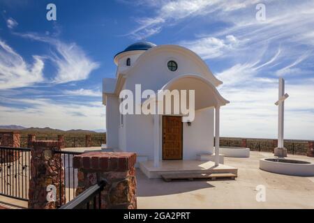 Eintritt in die traditionelle griechische Architektur der auf einem Hügel gelegenen Kirche der Kapelle des Heiligen Propheten von Elias in der griechisch-orthodoxen Mona... Stockfoto