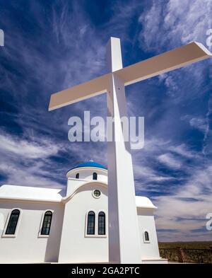 Das beeindruckende weiße Kreuz und die traditionelle griechische Architektur der Kapelle des Heiligen Propheten von Elias im griechisch-orthodoxen Kloster des heiligen Antonius Stockfoto