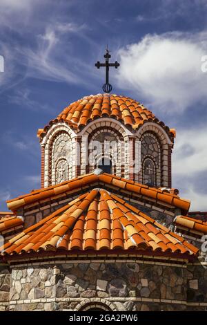 Nahaufnahme der prunkvollen, mit Lehm gefliesten zentralen Kuppel und der steinernen Fassade der Kapelle des Heiligen Nikolaus im griechisch-orthodoxen Kloster des Heiligen Antonius Stockfoto