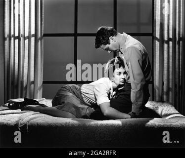 JEAN SIMMONS und PAUL NEWMAN posierten Werbeportrait für UNTIL THEY SAIL 1957 Regisseur ROBERT WISE Story James A. Michener Drehbuch Robert Anderson Musik David Raksin Metro Goldwyn Mayer Stockfoto