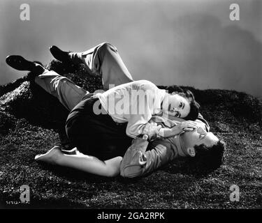 JEAN SIMMONS und PAUL NEWMAN posierten Werbeportrait für UNTIL THEY SAIL 1957 Regisseur ROBERT WISE Story James A. Michener Drehbuch Robert Anderson Musik David Raksin Metro Goldwyn Mayer Stockfoto